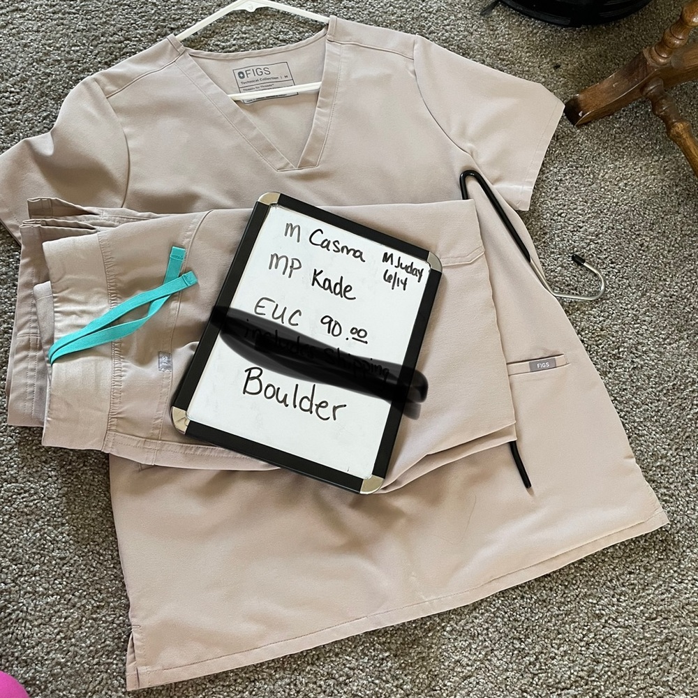 Medium boulder figs scrubs..SHIRT only Casma M